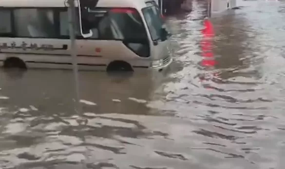 山东烟台海阳遇大暴雨 水深齐腰多车被泡 还有面包车被洪水冲走